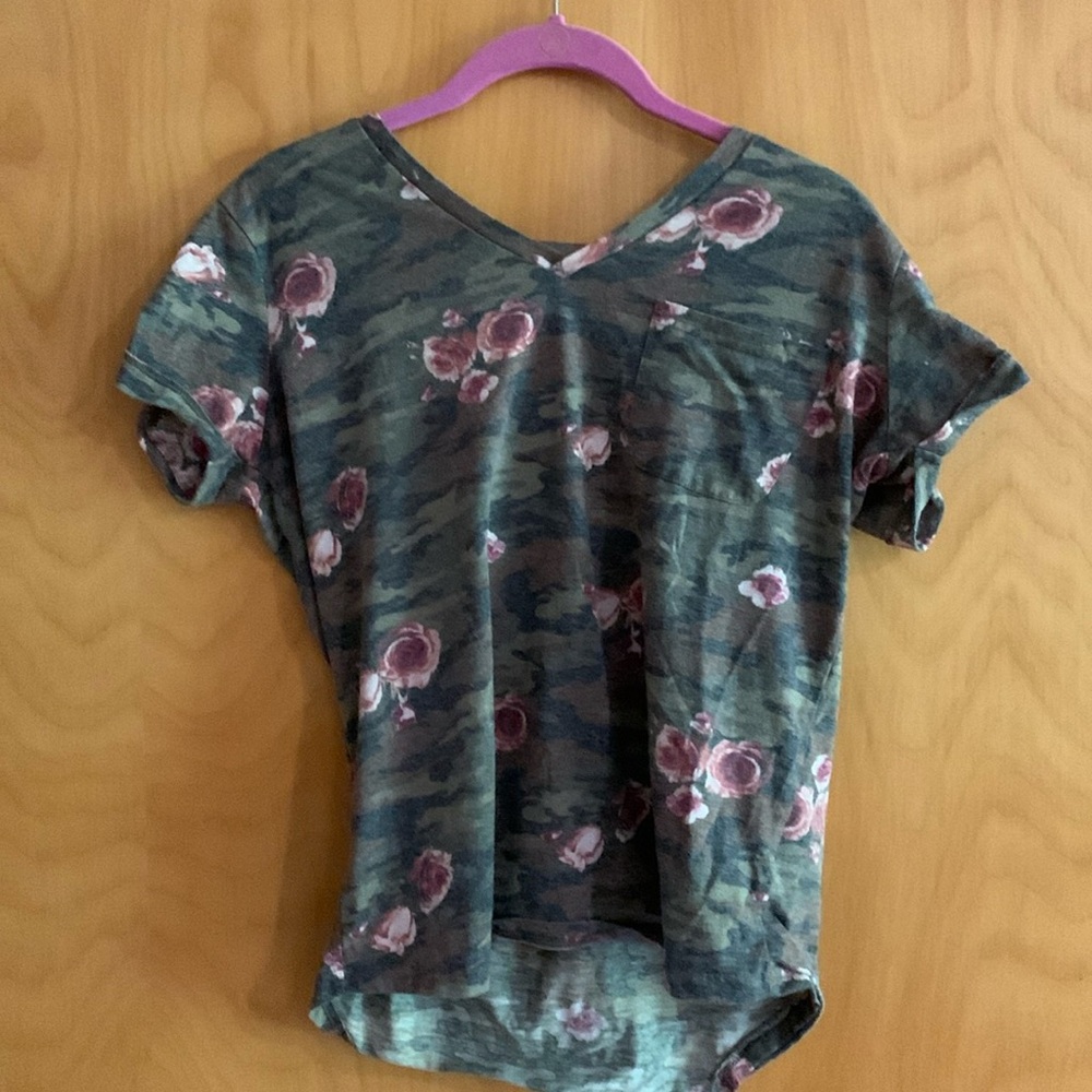 Wishful park v neck camo + flowers t shirt women’s size medium